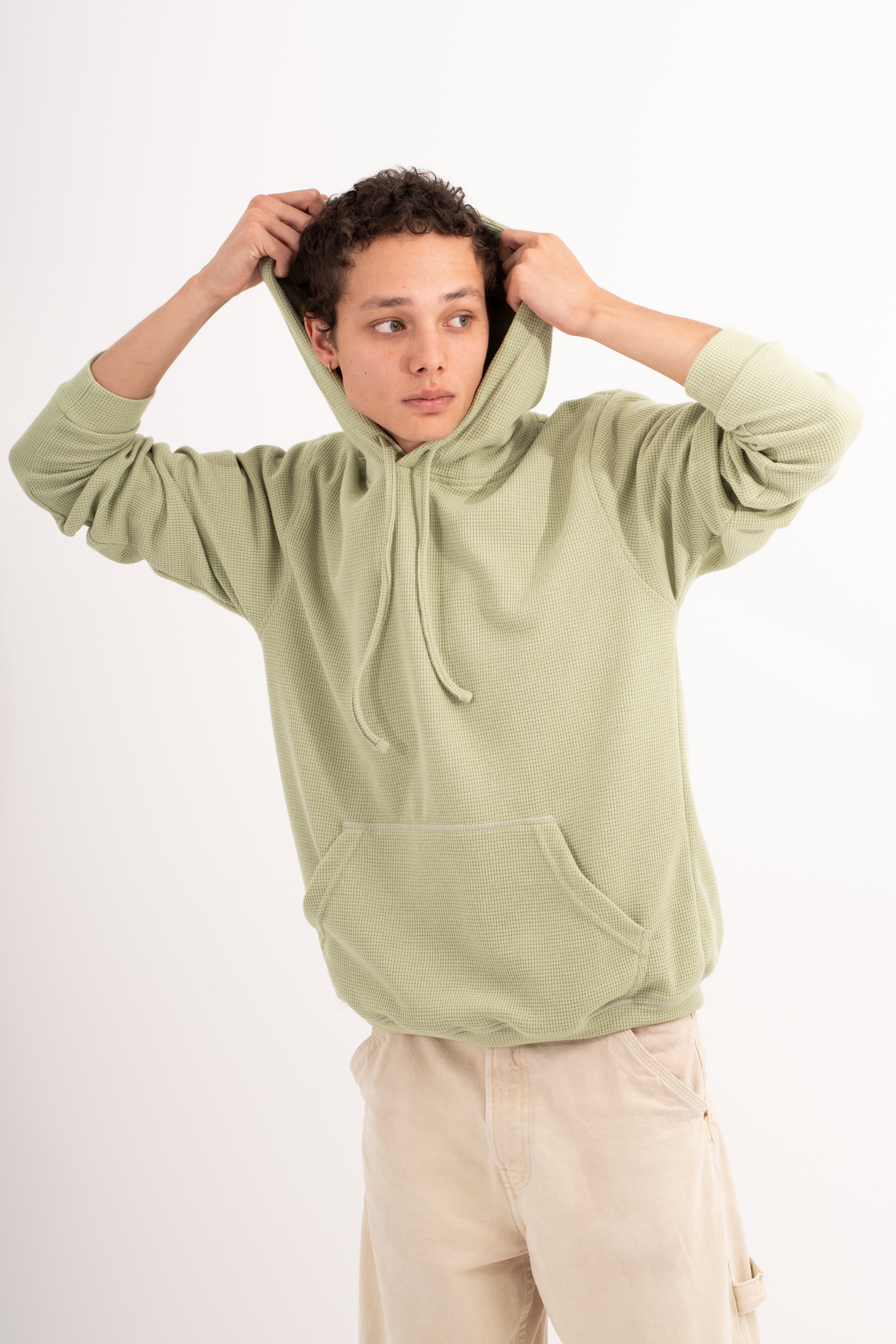 Hoodie verde unisex con capucha y bolsillo - detalle