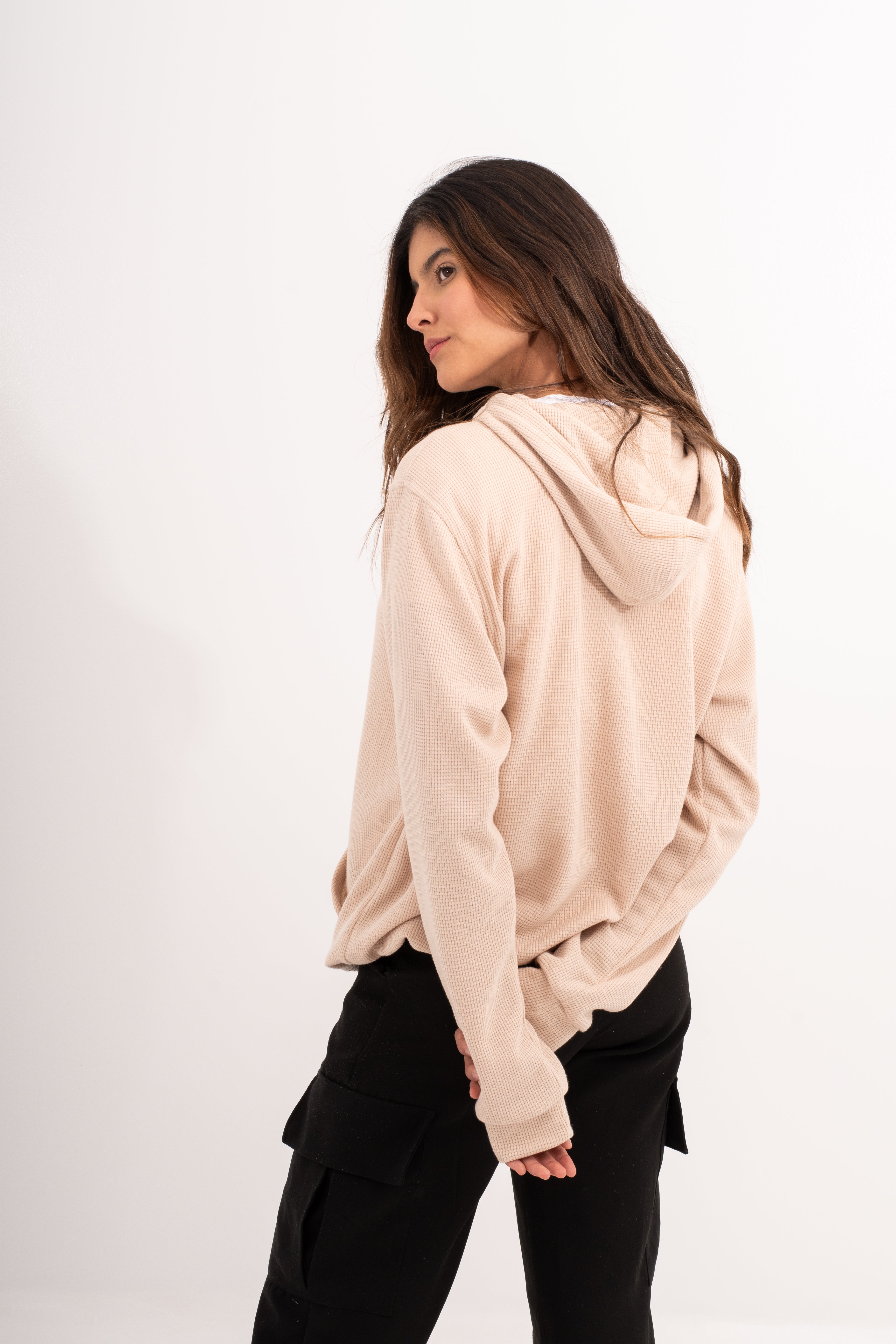 Hoodie beige unisex con capucha y bolsillo - detalle