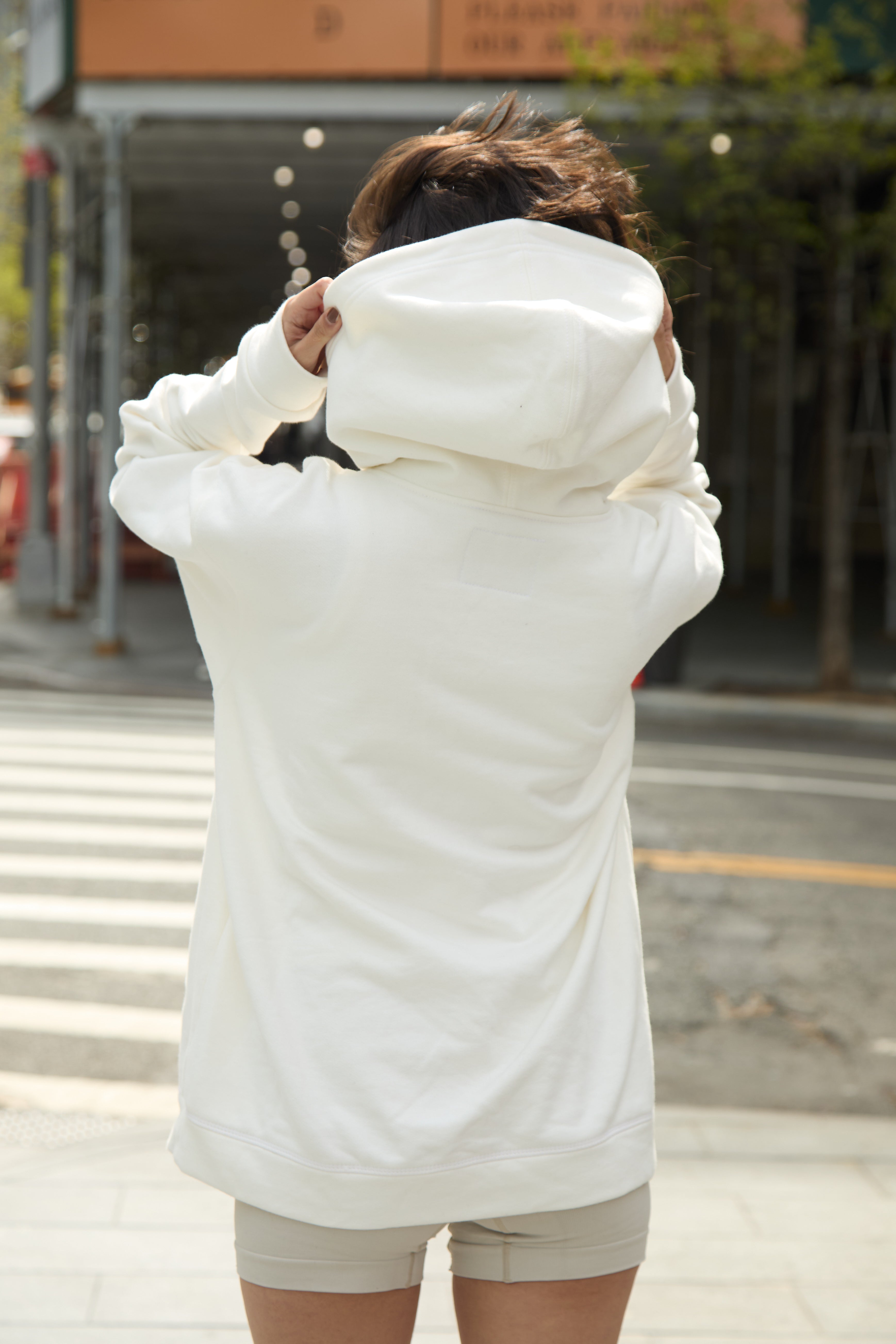 Hoodie crema unisex con capucha y bolsillo - detalle