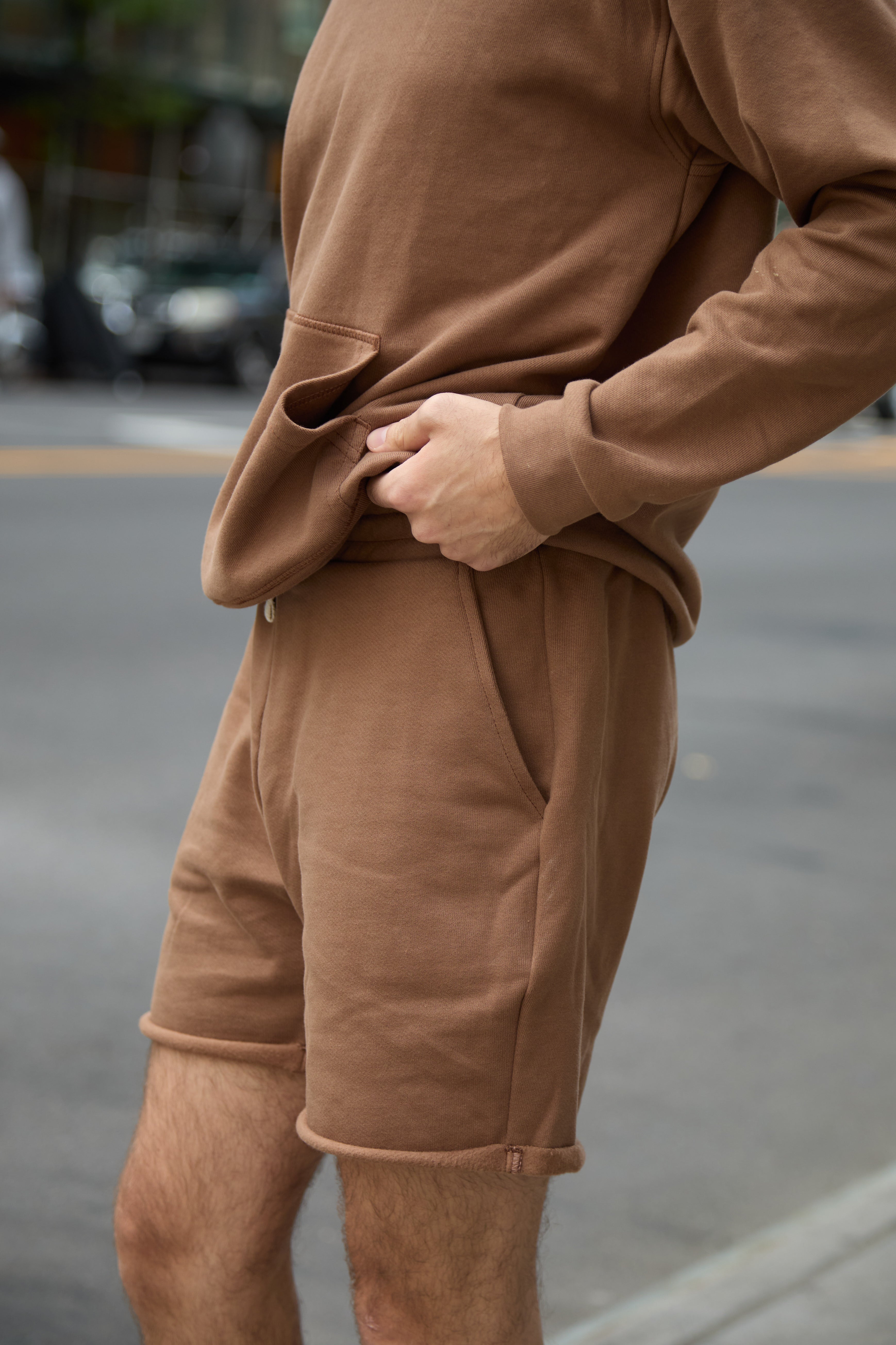 Short café hombre Domenica - detalle de pretina /
 ajuste