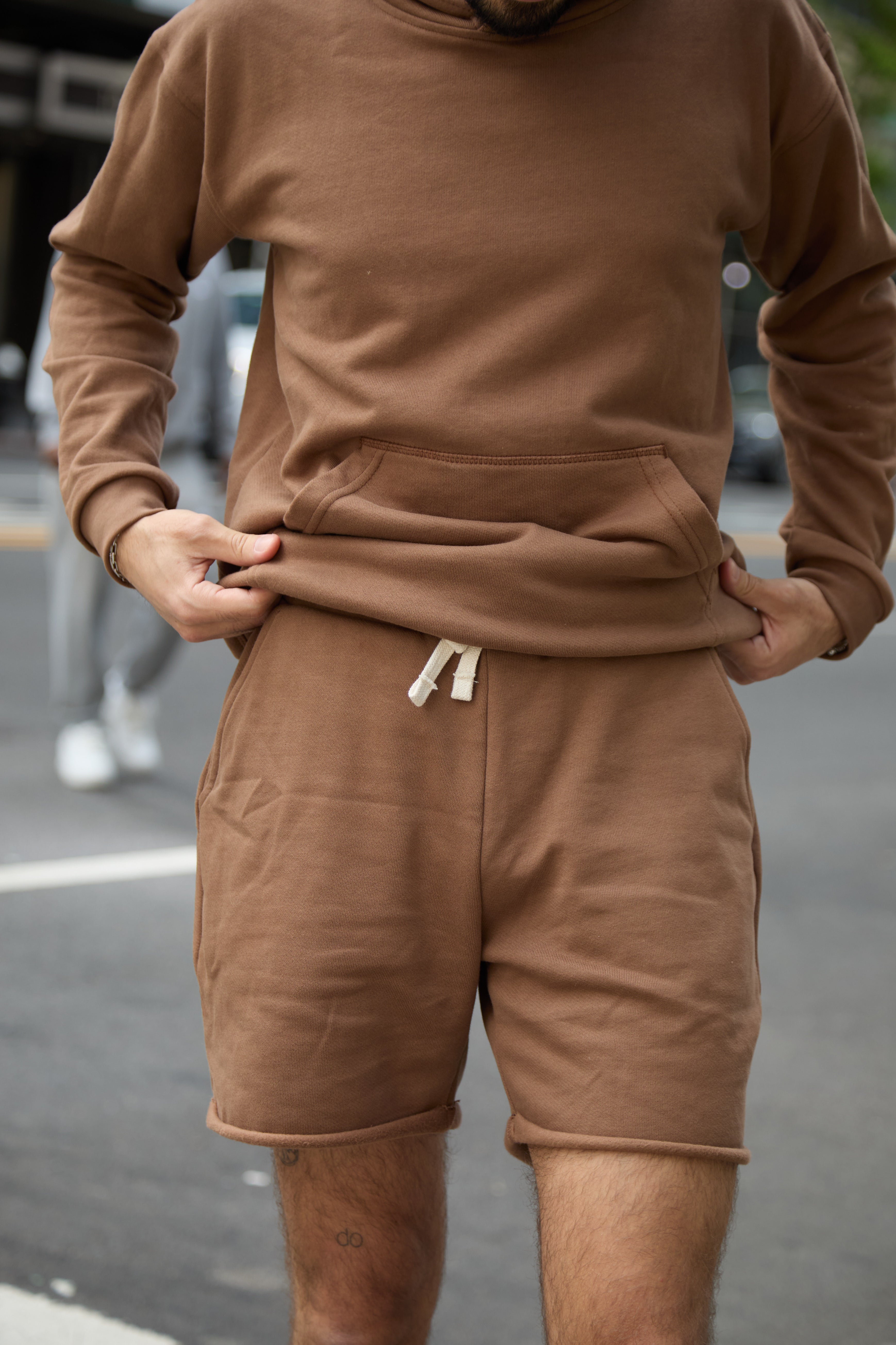 Hoodie café unisex con capucha y bolsillo - detalle