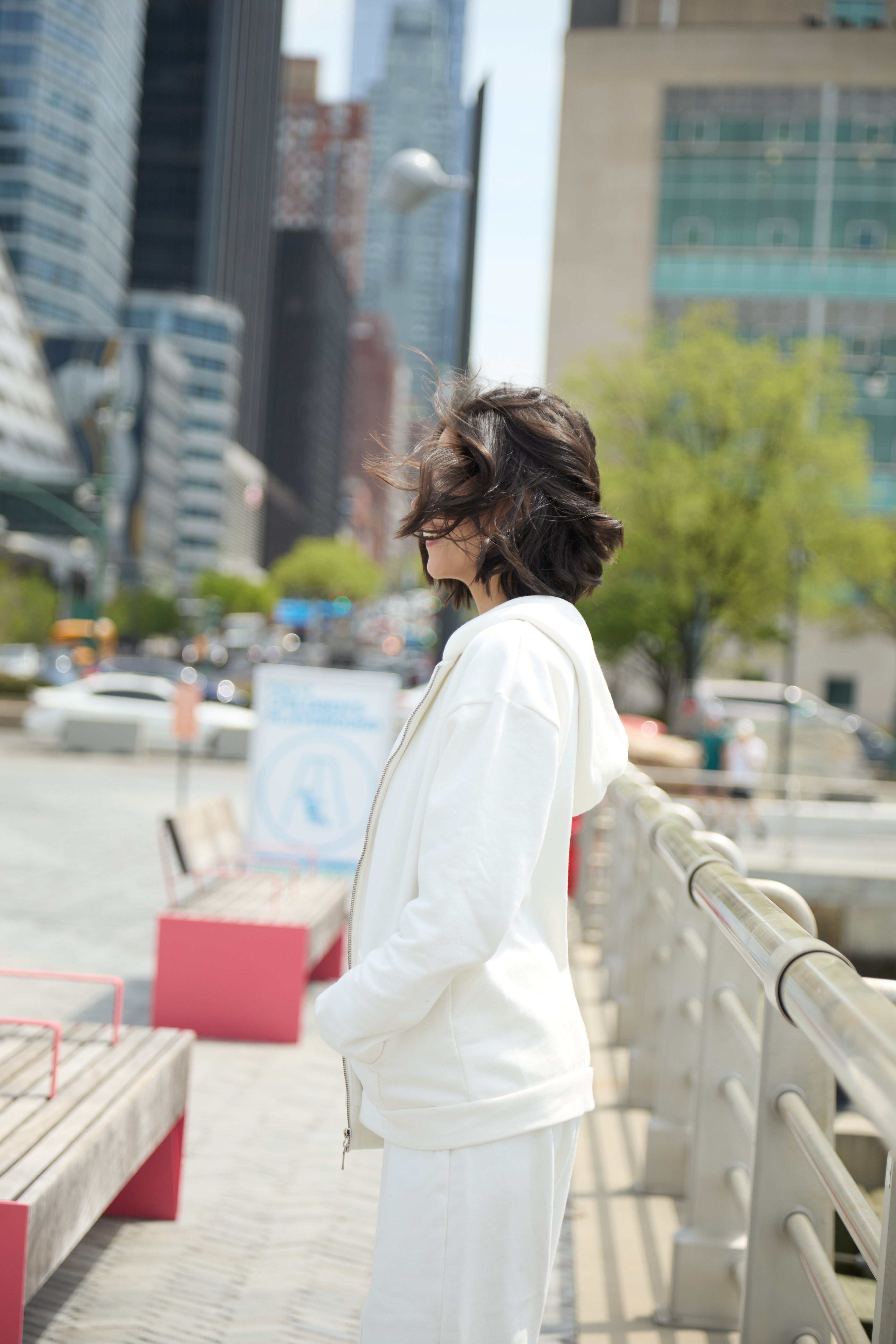 Hoodie color crema unisex con cremallera y capucha - detalle