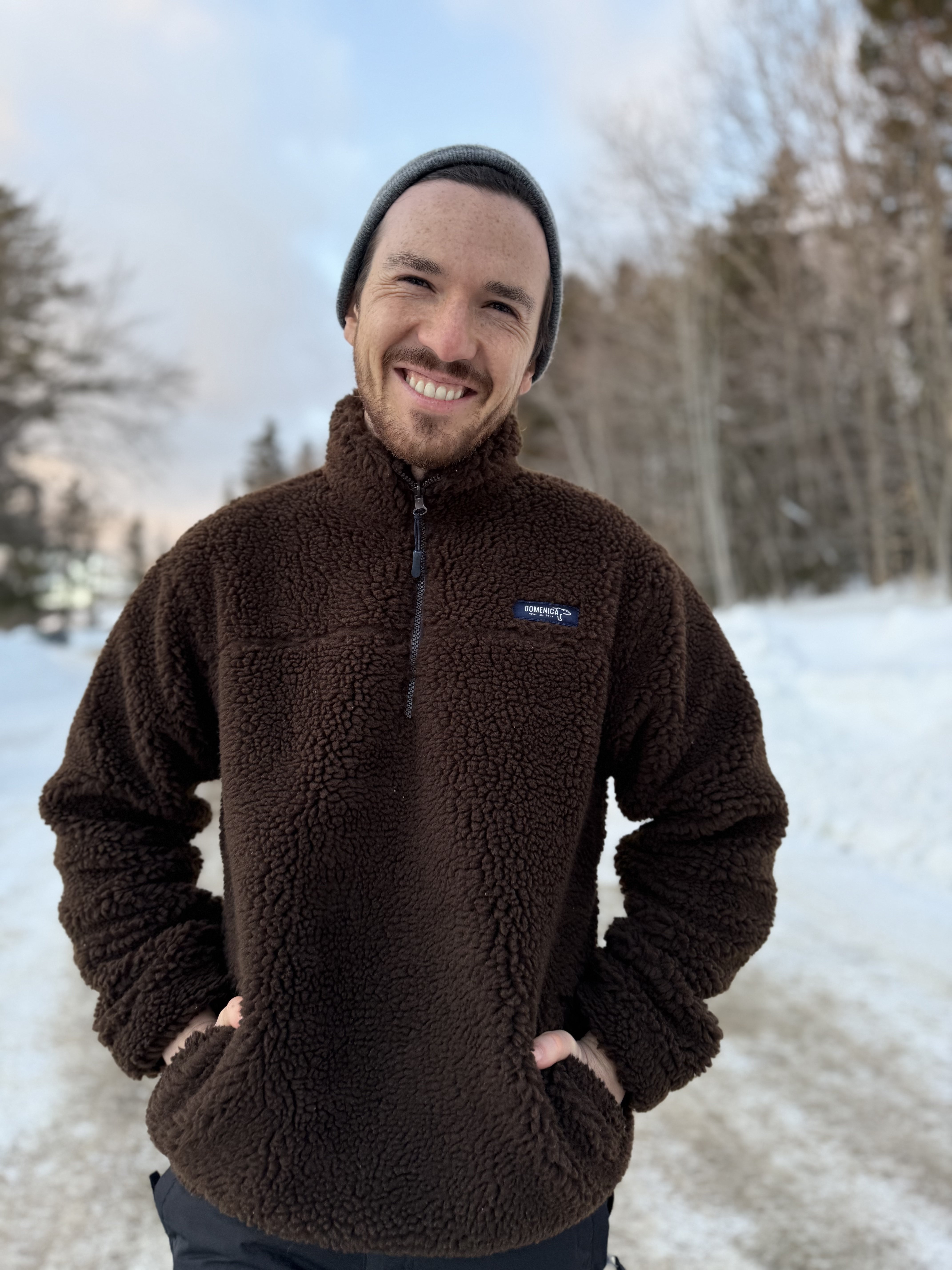 Modelo usando saco ovejero unisex Domenica - fit unisex 

