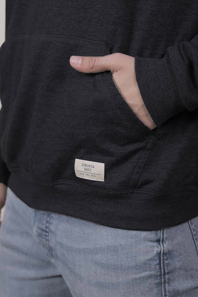 Hoodie negro unisex con capucha y bolsillo - detalle